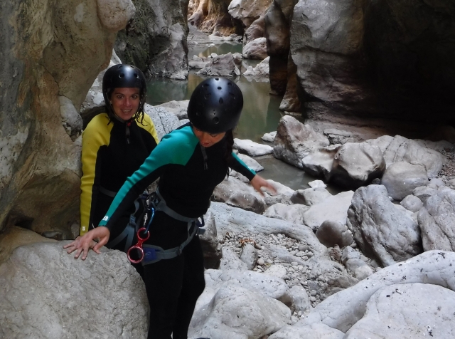 Chicas con neopreno en las buitreras